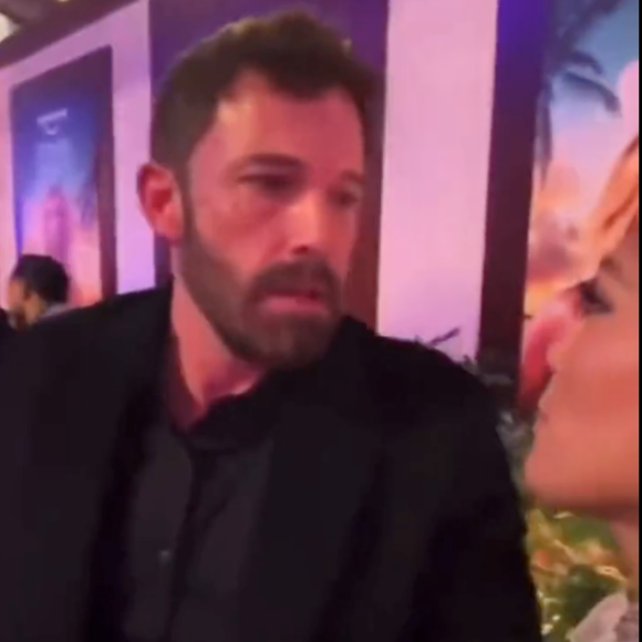 "Qu'on sauve Ben Affleck" : Cette vidéo virale de Ben Affleck et Jennifer Lopez
Jennifer Lopez et Ben Affleck au cours de la soirée de promotion de son nouveau film Mariage en otage.