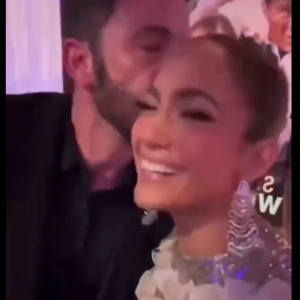 "Qu'on sauve Ben Affleck" : Cette vidéo virale de Ben Affleck et Jennifer Lopez
Jennifer Lopez et Ben Affleck au cours de la soirée de promotion de son nouveau film Mariage en otage.