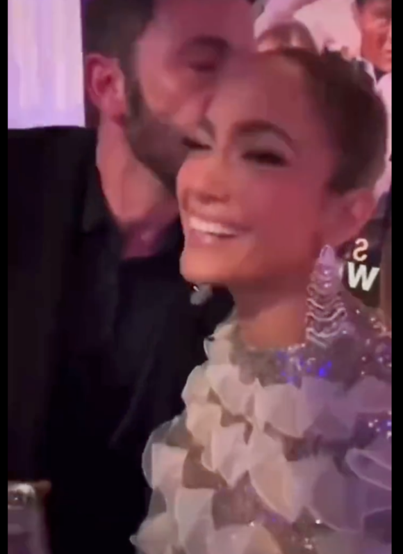 "Qu'on sauve Ben Affleck" : Cette vidéo virale de Ben Affleck et Jennifer Lopez
Jennifer Lopez et Ben Affleck au cours de la soirée de promotion de son nouveau film Mariage en otage.