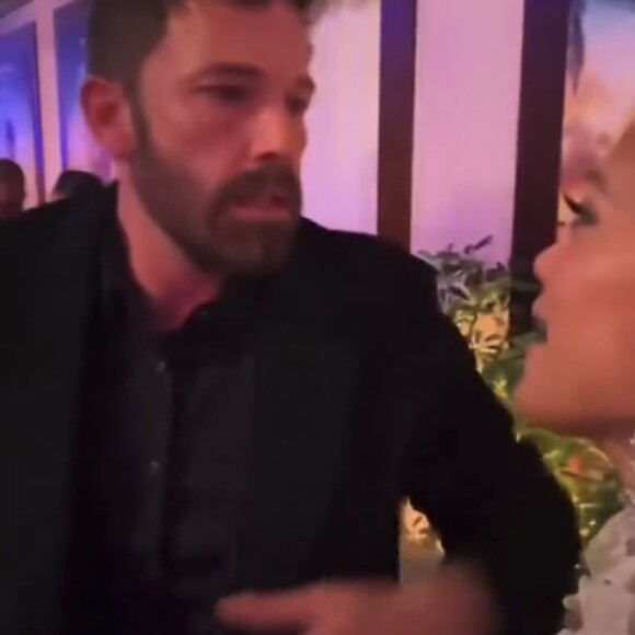 "Qu'on sauve Ben Affleck" : Cette vidéo virale de Ben Affleck et Jennifer Lopez
Jennifer Lopez et Ben Affleck au cours de la soirée de promotion de son nouveau film Mariage en otage.