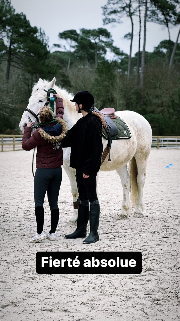 Manon, la fille de Laure Manaudou, fait du cheval.