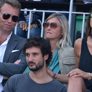 Laure Manaudou et son compagnon Jérémy Frérot (du groupe Fréro Delavega) dans les tribunes lors de la finale des Internationaux de tennis de Roland-Garros à Paris, le 7 juin 2015.