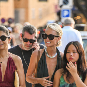 Laeticia Hallyday, son compagnon Jalil Lespert , sa fille Joy et leurs amis Fati Rosenberg et son mari Michel, Hoda Roche et son mari Luc Duchêne en week-end à Saint-Tropez le17 juin 2022. Au programme : sortie en ville sur le port.