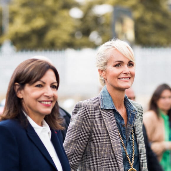 Anne Hidalgo, Maire de Paris, Laeticia Hallyday - Inauguration de l'esplanade "Johnny Hallyday" et de la statue "Quelque chose de ..." de l'artiste Bertrand Lavier sur le parvis de la salle de concert AccorHotels Arena Paris Bercy à Paris. Le 14 septembre 2021 