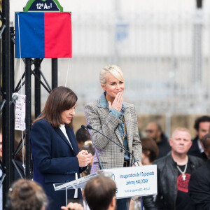 Anne Hidalgo, Maire de Paris, Laeticia Hallyday - Inauguration de l'esplanade "Johnny Hallyday" et de la statue "Quelque chose de ..." de l'artiste Bertrand Lavier sur le parvis de la salle de concert AccorHotels Arena Paris Bercy à Paris. Le 14 septembre 2021 