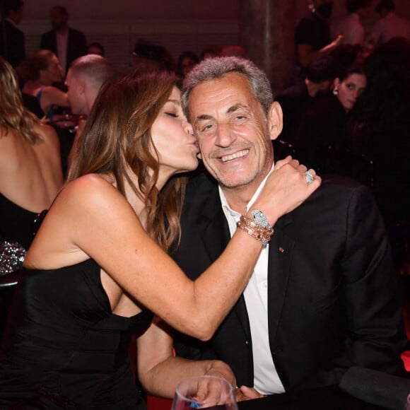 Carla Bruni-Sarkozy et son mari Nicolas Sarkozy - 19ème "Diner de la Mode" au bénéfice de Sidaction au Pavillon Cambon Capucines dans le cadre de la Fashion Week de Paris, France. Le 7 juillet 2022. © Rachid Bellak / Bestimage 