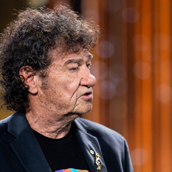 Robert Charlebois a même révélé ce que lui avait dit Serge Gainsbourg après cette rupture brutale 
Exclusif - Robert Charlebois - Jour 2 - Enregistrement de l'émission "La Fine Equipe : Le retour !" à Paris, diffusée le 14 janvier sur France 2. Le 4 novembre 2022 © Cyril Moreau-Tiziano Da Silva / Bestimage SAMEDI 14 JANVIER 2023 A 21H10 LA FINE ÉQUIPE LE RETOUR ! Productions Carson Prod 13-34 Productions Franck Saurat Ecrit par Pierre Palmade Réalisation Julien Bloch Après le lancement réussi du premier numéro en juin dernier, La Fine Équipe, la nouvelle création de France télévisions, revient sur France 2 pour débuter l'année sous le signe de l'humour, de la comédie et de la musique ! Orchestré par Pierre Palmade, ce divertissement original crée une nouvelle fois l'événement en réunissant une nouvelle équipe constituée de plusieurs générations d'artistes autour de sketchs inédits et de tableaux musicaux étonnants, conçus spécialement pour l'occasion ! Aux côtés de Pierre Palmade, une quarantaine d'artistes d'exception ont accepté de jouer le jeu parmi lesquels : Laurent Gerra, Michèle Bernier, Arnaud Ducret, Isabelle Nanty, Mimie Mathy, Claudio Capéo, Paul Mirabel, Isabelle Boulay, Élie Semoun, Tristan Lopin, Jenifer, Michel Fau, Claire Nadeau, Tom Villa, Sylvie Testud, Baptiste Lecaplain, Amir, Alex Lutz, Chantal Ladesou, Hélène Ségara, Olivier Sitruk, Robert Charlebois, Arielle Dombasle, Olivier De Benoist, Garou, Régis Laspalès, Patrick Fiori et beaucoup d'autres. Dans des décors créés sur mesure, tous ces artistes formeront des duos ou des trios inédits pour interpréter des sketchs hilarants : des parodies de série TV (" Les Drôles de Dames ", " Columbo ", " Starsky et Hutch "), des sketchs autour de personnages célèbres (Marilyn Monroe et John Kennedy, Adam et Ève, Marie et Jésus), des nouvelles versions de sketchs mythiques (" Le colonel " de Pierre Palmade, " Le bottin " de Sylvie Joly) et beaucoup d'autres surprises... Côté musique, des artistes de variétés seront projetés dans des tableaux musicaux spectaculaires à la rencontre des plus grandes figures de la chanson française... La Fine Équipe, c'est le défi fou que s'est lancé Pierre Palmade avec ce casting prestigieux. Rire, générosité, bonne humeur et complicité, seront plus que jamais les maitres mots de cette soirée inédite. 
