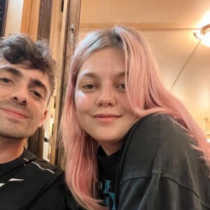 Celle de manger ses croûtes.
Louane et son compagnon Florian Rossi. Le 31 décembre 2022.