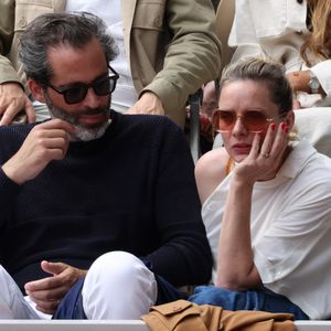 Ils s'étaient même dits "oui" pour la vie, le 22 août 2020 au coeur du Château Saint-Victor-la-Coste, dans le sud de l'Hexagone.
Charlie Bruneau et son compagnon Jean Baptiste Pouilloux en tribunes lors des Internationaux de France de tennis de Roland Garros à Paris, France, le 26 mai 2022. 