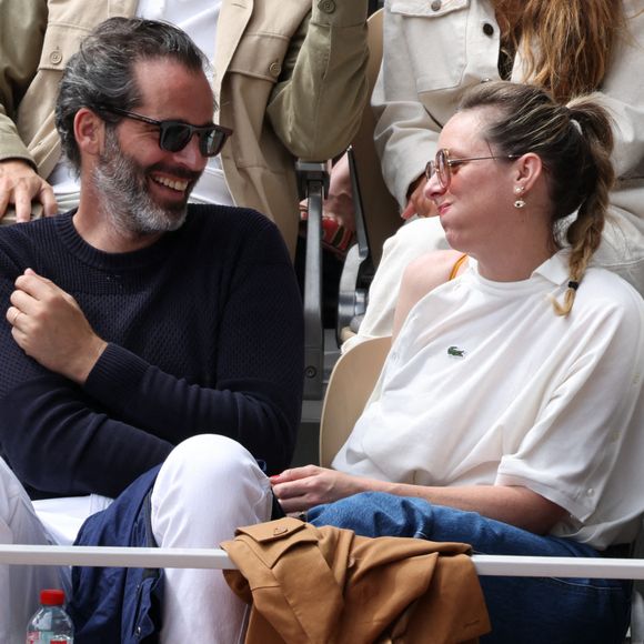 Quelques mois plus tôt, ils devenaient parents ensemble d'un enfant qui a pointé le bout de son nez en pleine pandémie de la Covid-19.
Charlie Bruneau et son compagnon Jean Baptiste Pouilloux en tribunes lors des Internationaux de France de tennis de Roland Garros à Paris, France, le 26 mai 2022.