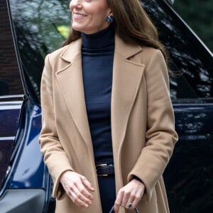 La duchesse était bien plus sobre qu'à la cérémonie des BAFTA du 19 février dernier.
Catherine (Kate) Middleton, princesse de Galles,, arrive pour visiter l'Oxford House Nursing Home à Slough, Royaume Uni, le 21 février 2023, pour rencontrer le personnel et les résidents et découvrir comment la prestation de soins de haute qualité axés sur le patient est au centre du travail de la maison. Oxford House est une maison de retraite familiale qui a ouvert ses portes aux résidents en 1980. 