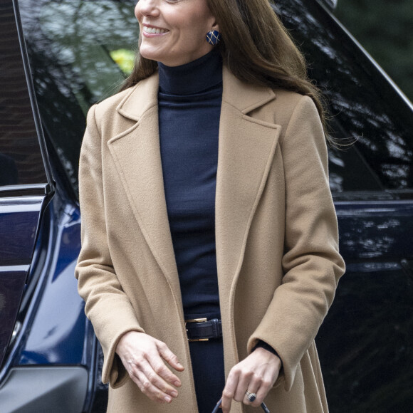 La duchesse était bien plus sobre qu'à la cérémonie des BAFTA du 19 février dernier.
Catherine (Kate) Middleton, princesse de Galles,, arrive pour visiter l'Oxford House Nursing Home à Slough, Royaume Uni, le 21 février 2023, pour rencontrer le personnel et les résidents et découvrir comment la prestation de soins de haute qualité axés sur le patient est au centre du travail de la maison. Oxford House est une maison de retraite familiale qui a ouvert ses portes aux résidents en 1980. 