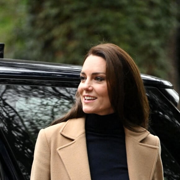 Son total look noir composé d'un pantalon fluide et d'un pull col roulé contrastait avec son manteau XXL Mac & Co et les accessoires bleus (boucles d'oreille et sac à main) qu'elle avait choisi pour peaufiner sa tenue. 
Catherine (Kate) Middleton, princesse de Galles,, arrive pour visiter l'Oxford House Nursing Home à Slough, Royaume Uni, le 21 février 2023, pour rencontrer le personnel et les résidents et découvrir comment la prestation de soins de haute qualité axés sur le patient est au centre du travail de la maison. Oxford House est une maison de retraite familiale qui a ouvert ses portes aux résidents en 1980. 