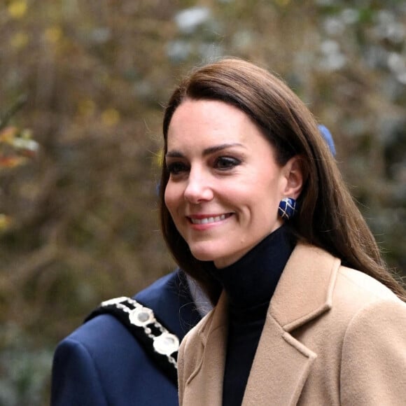 Pas de souci pour Kate, malgré tout, elle reste quand même une (future) reine.
Catherine (Kate) Middleton, princesse de Galles,, arrive pour visiter l'Oxford House Nursing Home à Slough, Royaume Uni, le 21 février 2023, pour rencontrer le personnel et les résidents et découvrir comment la prestation de soins de haute qualité axés sur le patient est au centre du travail de la maison. Oxford House est une maison de retraite familiale qui a ouvert ses portes aux résidents en 1980. 