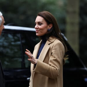 Catherine (Kate) Middleton, princesse de Galles,, arrive pour visiter l'Oxford House Nursing Home à Slough, Royaume Uni, le 21 février 2023, pour rencontrer le personnel et les résidents et découvrir comment la prestation de soins de haute qualité axés sur le patient est au centre du travail de la maison. Oxford House est une maison de retraite familiale qui a ouvert ses portes aux résidents en 1980. 