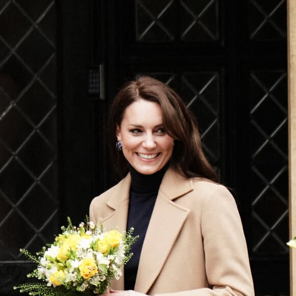 Catherine (Kate) Middleton, princesse de Galles, après sa visite à l'Oxford House Nursing Home à Slough, Royaume Uni, le 21 février 2023, pour rencontrer le personnel et les résidents et découvrir comment la prestation de soins de haute qualité axés sur le patient est au centre du travail de la maison. Oxford House est une maison de retraite familiale qui a ouvert ses portes aux résidents en 1980. 