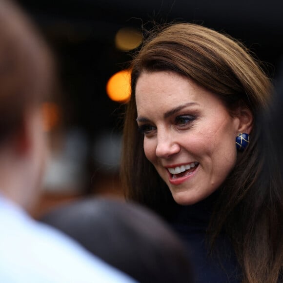 Catherine (Kate) Middleton, princesse de Galles, après sa visite à l'Oxford House Nursing Home à Slough, Royaume Uni, le 21 février 2023, pour rencontrer le personnel et les résidents et découvrir comment la prestation de soins de haute qualité axés sur le patient est au centre du travail de la maison. Oxford House est une maison de retraite familiale qui a ouvert ses portes aux résidents en 1980. 