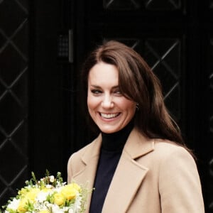 Catherine (Kate) Middleton, princesse de Galles, après sa visite à l'Oxford House Nursing Home à Slough, Royaume Uni, le 21 février 2023, pour rencontrer le personnel et les résidents et découvrir comment la prestation de soins de haute qualité axés sur le patient est au centre du travail de la maison. Oxford House est une maison de retraite familiale qui a ouvert ses portes aux résidents en 1980. 