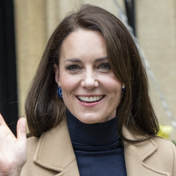 Catherine (Kate) Middleton, princesse de Galles, après sa visite à l'Oxford House Nursing Home à Slough, Royaume Uni, le 21 février 2023, pour rencontrer le personnel et les résidents et découvrir comment la prestation de soins de haute qualité axés sur le patient est au centre du travail de la maison. Oxford House est une maison de retraite familiale qui a ouvert ses portes aux résidents en 1980. 