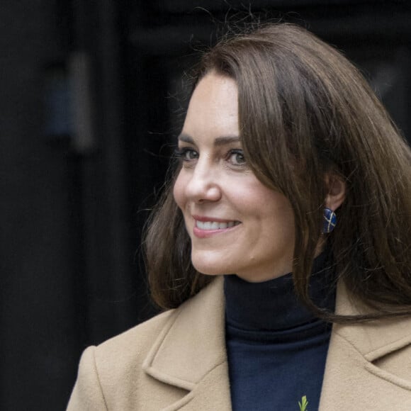 Catherine (Kate) Middleton, princesse de Galles, après sa visite à l'Oxford House Nursing Home à Slough, Royaume Uni, le 21 février 2023, pour rencontrer le personnel et les résidents et découvrir comment la prestation de soins de haute qualité axés sur le patient est au centre du travail de la maison. Oxford House est une maison de retraite familiale qui a ouvert ses portes aux résidents en 1980. 