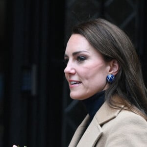 Catherine (Kate) Middleton, princesse de Galles, après sa visite à l'Oxford House Nursing Home à Slough, Royaume Uni, le 21 février 2023, pour rencontrer le personnel et les résidents et découvrir comment la prestation de soins de haute qualité axés sur le patient est au centre du travail de la maison. Oxford House est une maison de retraite familiale qui a ouvert ses portes aux résidents en 1980. 