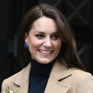 Catherine (Kate) Middleton, princesse de Galles, après sa visite à l'Oxford House Nursing Home à Slough, Royaume Uni, le 21 février 2023, pour rencontrer le personnel et les résidents et découvrir comment la prestation de soins de haute qualité axés sur le patient est au centre du travail de la maison. Oxford House est une maison de retraite familiale qui a ouvert ses portes aux résidents en 1980. 