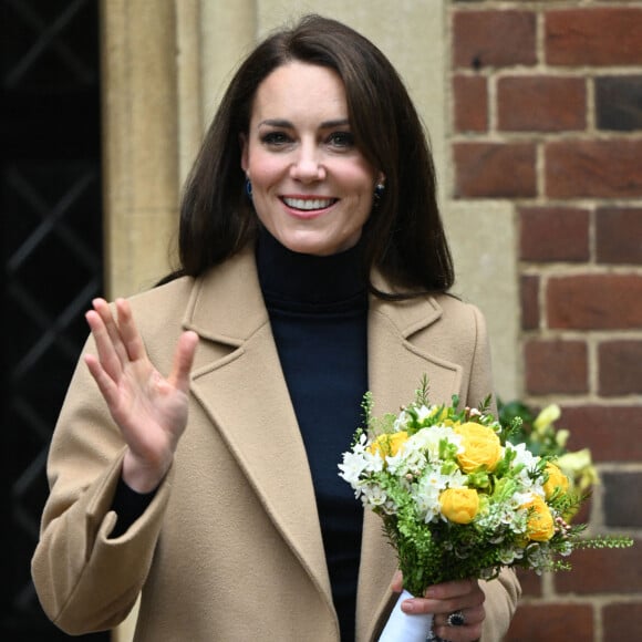 Catherine (Kate) Middleton, princesse de Galles, après sa visite à l'Oxford House Nursing Home à Slough, Royaume Uni, le 21 février 2023, pour rencontrer le personnel et les résidents et découvrir comment la prestation de soins de haute qualité axés sur le patient est au centre du travail de la maison. Oxford House est une maison de retraite familiale qui a ouvert ses portes aux résidents en 1980. 