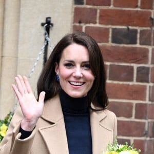 Catherine (Kate) Middleton, princesse de Galles, après sa visite à l'Oxford House Nursing Home à Slough, Royaume Uni, le 21 février 2023, pour rencontrer le personnel et les résidents et découvrir comment la prestation de soins de haute qualité axés sur le patient est au centre du travail de la maison. Oxford House est une maison de retraite familiale qui a ouvert ses portes aux résidents en 1980. 