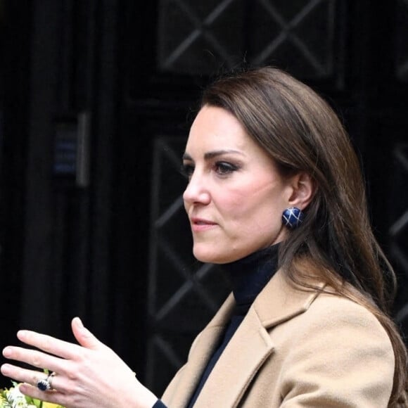 Catherine (Kate) Middleton, princesse de Galles, après sa visite à l'Oxford House Nursing Home à Slough, Royaume Uni, le 21 février 2023, pour rencontrer le personnel et les résidents et découvrir comment la prestation de soins de haute qualité axés sur le patient est au centre du travail de la maison. Oxford House est une maison de retraite familiale qui a ouvert ses portes aux résidents en 1980. 