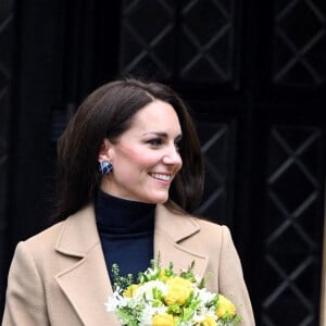 Catherine (Kate) Middleton, princesse de Galles, après sa visite à l'Oxford House Nursing Home à Slough, Royaume Uni, le 21 février 2023, pour rencontrer le personnel et les résidents et découvrir comment la prestation de soins de haute qualité axés sur le patient est au centre du travail de la maison. Oxford House est une maison de retraite familiale qui a ouvert ses portes aux résidents en 1980. 