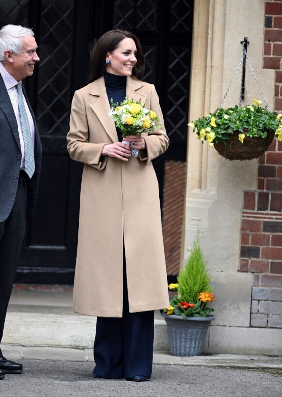 Catherine (Kate) Middleton, princesse de Galles, après sa visite à l'Oxford House Nursing Home à Slough, Royaume Uni, le 21 février 2023, pour rencontrer le personnel et les résidents et découvrir comment la prestation de soins de haute qualité axés sur le patient est au centre du travail de la maison. Oxford House est une maison de retraite familiale qui a ouvert ses portes aux résidents en 1980. 