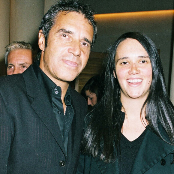S'il s'est séparé des mamans, Julien Clerc vit en harmonie avec ses enfants et chacune de leur mère. Ici il pose avec sa fille la réalisatrice Jeanne Herry. 
Julien Clerc et sa fille Jeanne Herry à Paris en 2003
