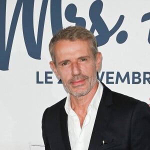 C'est là-bas qu'il jardine, répète ses concerts de chant et festoie entre amis.
Lambert Wilson - Avant-première du film "Une robe pour Mrs Harris" au cinéma Max Linder Panoramic à Paris le 25 octobre 2022.