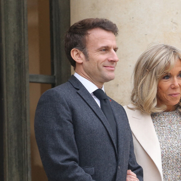 Une épreuve durant laquelle elle a reçu le total soutien de son époux, alors en campagne pour un second mandat.
Le président français Emmanuel Macron, accompagné de la première dame, Brigitte Macron, reçoit son homologue de la République de Côte d'Ivoire Alassane Ouattara et son épouse Dominique pour un déjeuner de travail au palais de l'Elysée, à Paris, le 25 janvier 2023. © Jonathan Rebboah / Panoramic / Bestimage
