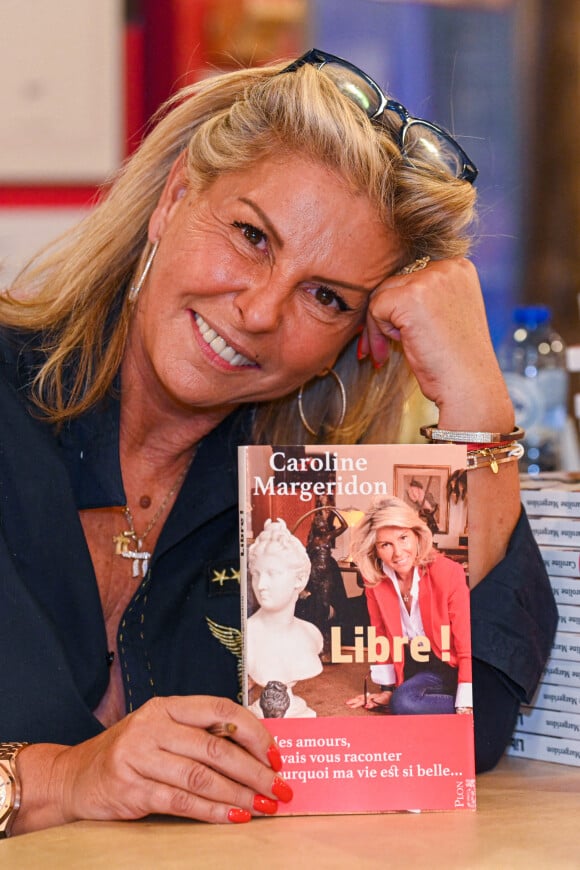 Elle a ensuite tenté de lui faire comprendre mais rien à faire...
Exclusif - Caroline Margeridon dédicace son livre "Libre!" à la librairie Filigranes à Bruxelles le 15 novembre 2021. © Frédéric Andrieu / Bestimage