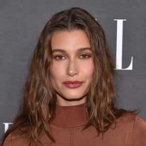 Hailey Bieber au photocall de la soirée "ELLE Women in Hollywood" à Los Angeles, le 17 octobre 2022. 