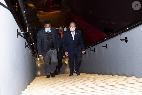 Exclusif - No Tabloids - Emmanuel Kasarhérou, président du musée du Quai Branly -Jacques Chirac - Marc Ladreit de Lacharrière visite la galerie éponyme constituée de 36 oeuvres d'arts non-occidentaux que le mécène a donné au musée du quai Branly-Jacques Chirac à Paris. Le musée dévoilera un nouvel espace d'exposition permanente conçu par l'architecte Jean Nouvel, lauréat du prix Pritzker en 2008, avec un dispositif scénographique inédit dans un contexte muséal. Le nouvel espace présentera la donation exceptionnelle de 36 oeuvres faites à la France en 2018 par Marc Ladreit de Lacharrière. Cette collection, commencée à l'époque de la création du musée, s'est construite dans l'enthousiasme de la reconnaissance pour les arts non-occidentaux. Des oeuvres majeures de la statuaire africaine, mais aussi océanienne, ont résonné avec l'émotion esthétique de Marc Ladreit de Lacharrière. La majorité de ces chefs-d'oeuvre intéresse non seulement l'histoire des arts non-occidentaux mais aussi l'histoire et la réception de ces arts par la succession de leurs collectionneurs prestigieux. Aussi une grande attention a été accordée à la présentation et la contextualisation des oeuvres de la collection. Pour illustrer cet important travail de documentation, 16 focus avec des repères historiques et documentaires sur les oeuvres, leur provenance, leur histoire et leur géographie seront accessibles à tout un chacun, via une plateforme numérique dédiée, sur le site www.quaibranly.fr. La Galerie Marc Ladreit de Lacharrière ouvrira au public le 24 mars 2021. © Pierre Perusseau / Bestimage  Exclusive - No web en Suisse / Belgique