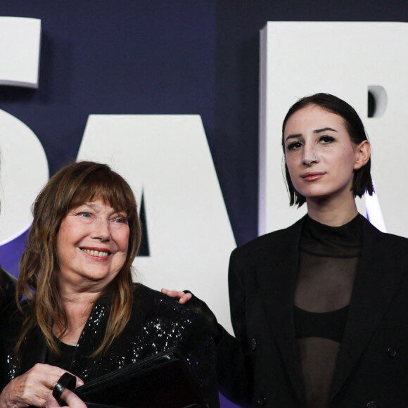 C'est en compagnie de sa fille Alice, 20 ans, et surtout de sa maman Jane Birkin qu'elle est apparue sur le photocall de l'événement
Jane Birkin avec Charlotte Gainsbourg et sa fille Alice Attal au photocall de la 48ème cérémonie des César à l'Olympia à Paris le 24 février 2023 © Dominique Jacovides / Olivier Borde / Bestimage 