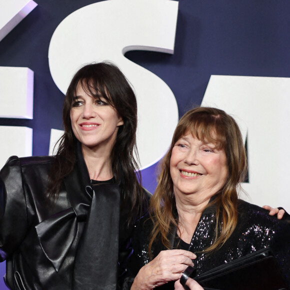 Qu'ils se rassurent, Jane Birkin est en pleine forme !
Jane Birkin et sa fille Charlotte Gainsbourg au photocall de la 48ème cérémonie des César à l'Olympia à Paris le 24 février 2023 © Dominique Jacovides / Olivier Borde / Bestimage 