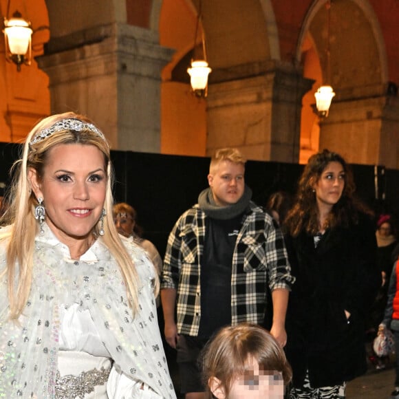 Laura Tenoudji en princesse avec sa fille Bianca à Nice
Exclusif - Laura Tenoudji Estrosi avec son mari Christian Estrosi, le maire de Nice, et ses enfants Milan et Bianca, ont participé à un corso carnavalesque du 150eme Carnaval de Nice entourés par des proches et des amis, le 18 février 2023. Laura, qui la veille fetait son anniversaire en amoureux avec son mari, a réuni autour de ses parents et de son jeune frère, des proches et des amis pour une soirée carnavalesque sur la Place Masséna, où tous les convives étaient déguisés. Du James Bond, à Cléopatre, en passant par Superman, ou encore Lucky Luke, Napoléon 1er, Frida Kahlo et même un "Commandant de bord" en mode : " Y a t il un Pilote dans l'Avion ? " que l'on aurait pu avoir plutôt en mode : " Y a t il un Pilote dans la Ville ? ", car c'est le maire de Nice qui avait choisi d'être le pilote de cette soirée. Milan, le fils de 13 ans, que Laura a eu de sa relation passée avec Michael Tapiro, était en Mario Bros et sa soeur Bianca en Mercredi de la Famille Adams, enfant née de son union avec Christian Estrosi, que Laura a épousé en 2016. © Bruno Bebert/Bestimage 