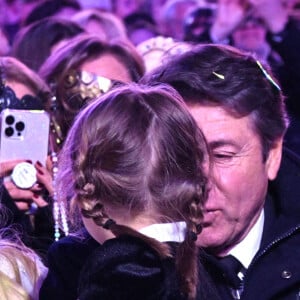 Laura Tenoudji et Christian Estrosi, tendres avec leur fille Bianca à Nice
Exclusif - Laura Tenoudji Estrosi avec son mari Christian Estrosi, le maire de Nice, et ses enfants Milan et Bianca, ont participé à un corso carnavalesque du 150eme Carnaval de Nice entourés par des proches et des amis, le 18 février 2023. Laura, qui la veille fetait son anniversaire en amoureux avec son mari, a réuni autour de ses parents et de son jeune frère, des proches et des amis pour une soirée carnavalesque sur la Place Masséna, où tous les convives étaient déguisés. Du James Bond, à Cléopatre, en passant par Superman, ou encore Lucky Luke, Napoléon 1er, Frida Kahlo et même un "Commandant de bord" en mode : " Y a t il un Pilote dans l'Avion ? " que l'on aurait pu avoir plutôt en mode : " Y a t il un Pilote dans la Ville ? ", car c'est le maire de Nice qui avait choisi d'être le pilote de cette soirée. Milan, le fils de 13 ans, que Laura a eu de sa relation passée avec Michael Tapiro, était en Mario Bros et sa soeur Bianca en Mercredi de la Famille Adams, enfant née de son union avec Christian Estrosi, que Laura a épousé en 2016. © Bruno Bebert/Bestimage 