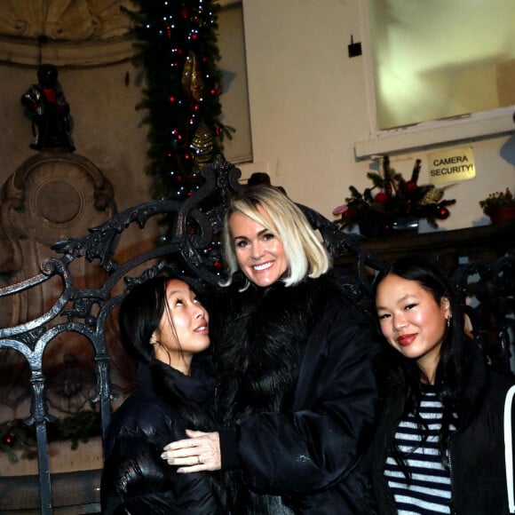 Exclusif - Laeticia Hallyday et son compagnon Jalil Lespert, accompagnés de Jade et Joy sont allés rendre visite au Manneken-Pis qui a été rhabillé en hommage à Johnny Hallyday à Bruxelles le 20 décembre 2022. © Dominique Jacovides / Bestimage 