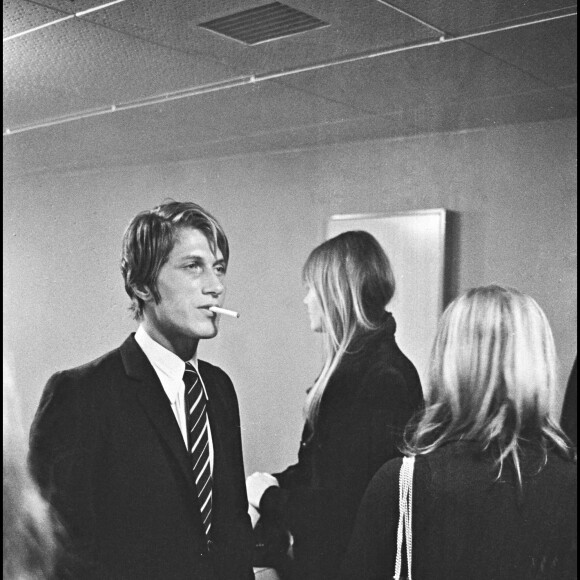 Ils ont tellement bu qu'elle ne se souvient de rien.
Jacques Dutronc et Françoise Hardy dans les coulisses de l'émission Le Palmarès des Chansons" en 1967