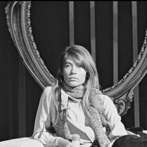 Françoise Hardy dans les coulisses de l'émission Le Palmarès des Chansons" en 1967