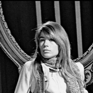 Françoise Hardy dans les coulisses de l'émission Le Palmarès des Chansons" en 1967