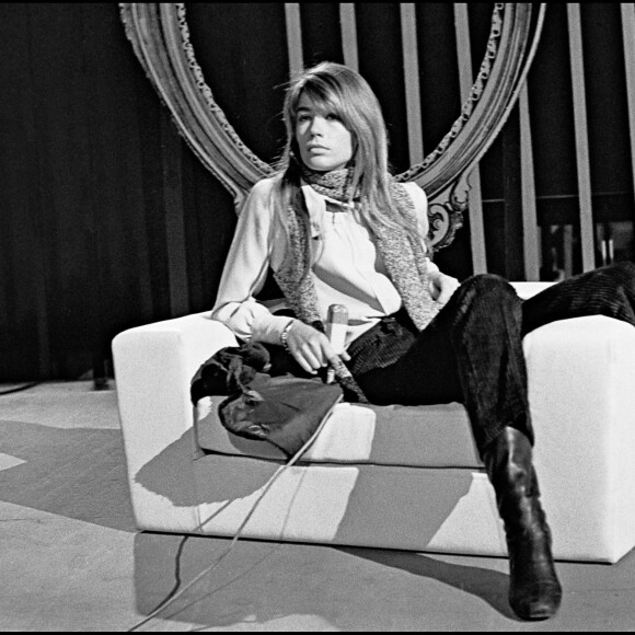 Françoise Hardy dans les coulisses de l'émission Le Palmarès des Chansons" en 1967