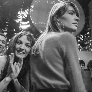 En France, à Paris, Françoise Hardy et Marie Laforêt sur le plateau de l'émission SURPRISE PARTY le 27 novembre 1968