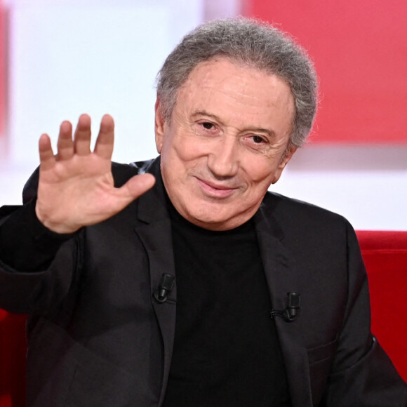 Dans son livre "De la lumière à l'oubli", Michel Drucker s'était confié sur ces "artistes" et ces "personnalités" qu'il aurait préféré ne jamais "rencontrer".
Exclusif - Michel Drucker et sa chienne Isia - Enregistrement de l'émission "Vivement Dimanche, spéciale M.Galabru", au Studio Gabriel à Paris. © Guillaume Gaffiot / Bestimage 