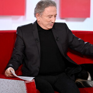Exclusif - Michel Drucker et sa chienne Isia - Enregistrement de l'émission "Vivement Dimanche, spéciale M.Galabru", au Studio Gabriel à Paris, présentée par M.Drucker et diffusée le 22 janvier © Guillaume Gaffiot / Bestimage 