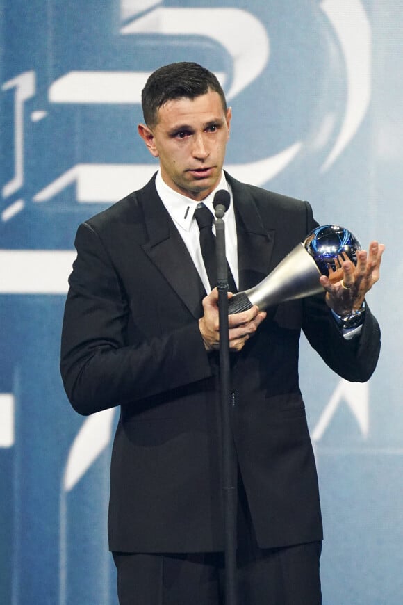 Une performance qu'il doit en grande partie à sa victoire en Coupe du monde et à son match face à la France en finale
 
Emiliano Martinez (meilleur gardien de but) lors de la cérémonie des Best Fifa awards à la salle Pleyel à Paris le 27 février 2023. © Pierre Perusseau / Bestimage